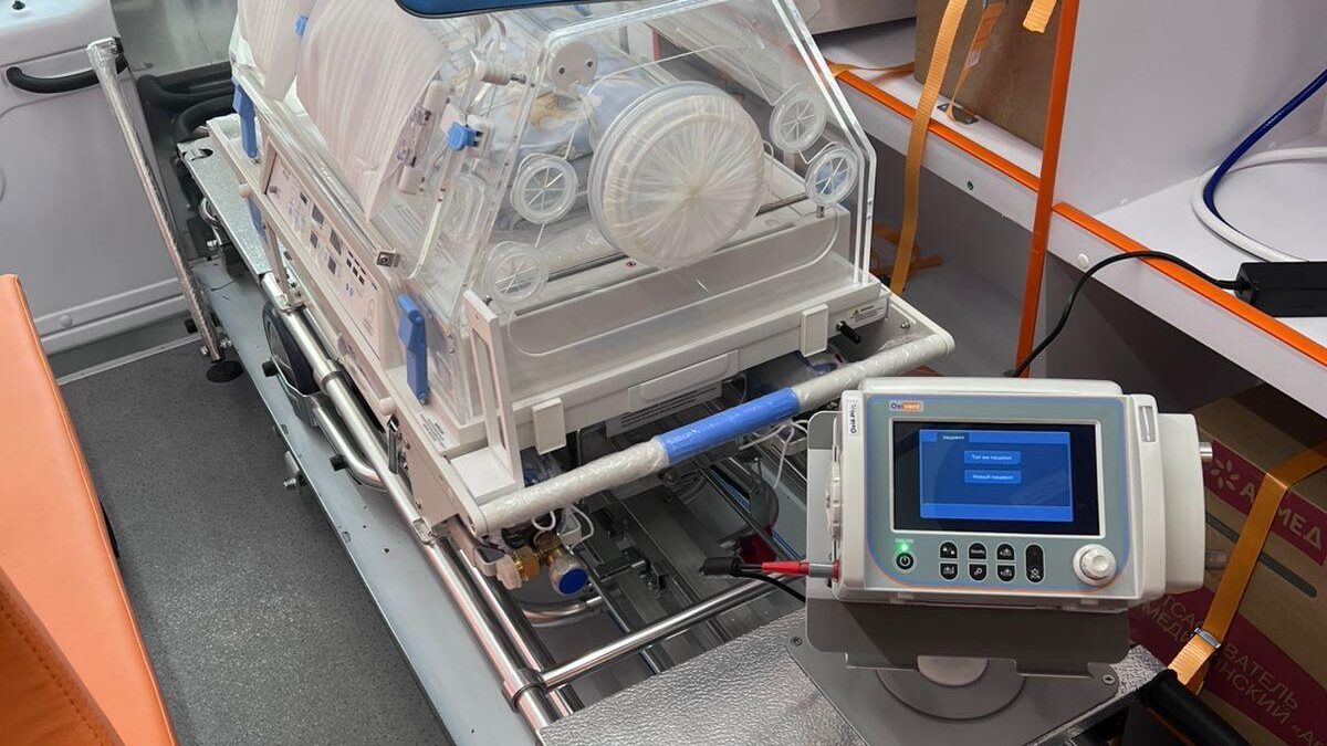 Ambulans içinde, küvöz üzerinde Oxivent Oxi4 Plus